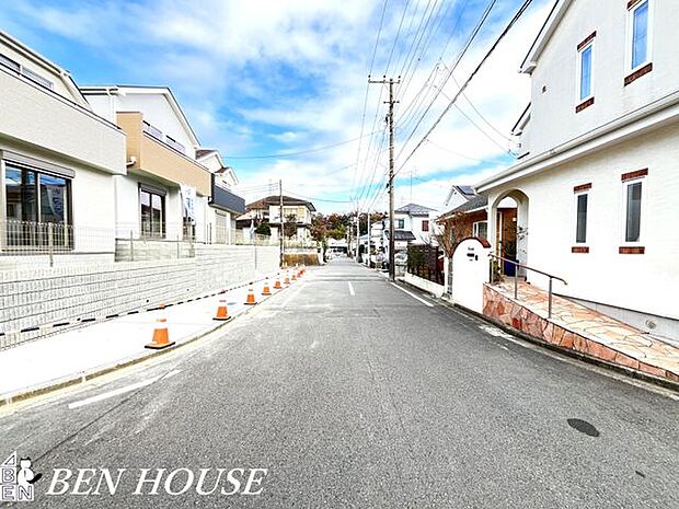 前面道路含む外観・前面道路は車の通りが少ない静かな通りで、窓を開けても心地よい静けさが保たれます。公園や学校が近く子育て世代にもおすすめです。