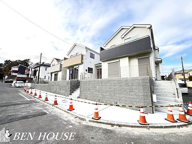 カースペース・お車利用の家族に嬉しいカースペース。障害物も少なく車庫入れもスムーズに出来ます。