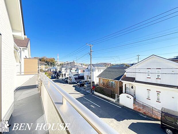 眺望・視界が開けたバルコニーは朝の陽ざしが心地よく差し込み、洗濯物も乾きやすく日常の利便性と眺めの楽しさを両立します。