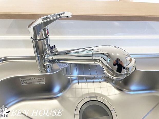 キッチン水栓(同仕様参考写真)・簡単な開閉と温度調整が出来るキッチン水栓。お掃除のしやすいキッチンでいつでも清潔に保てます！