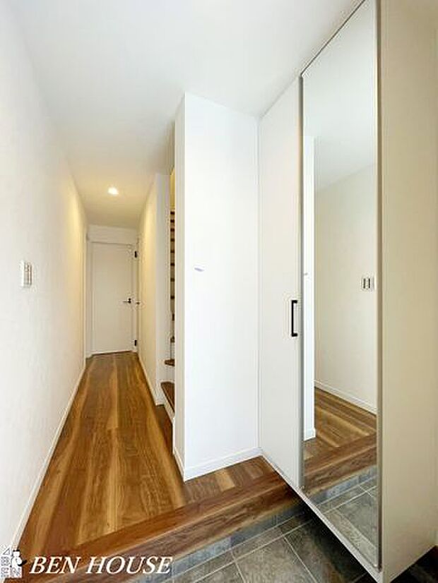 玄関・玄関には大容量のシューズボックスを完備。お出かけ前の身だしなみチェックに便利な姿見も付いています。