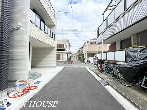 前面道路含む外観・ゆとりある前面道路に面した開放感溢れるお住まいです！