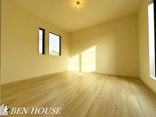 寝室・ベッド配置を考えたゆとりある間取りで、窓からの自然光が心地よく差し込む寝室。収納も充実し日常がすっきり整います。