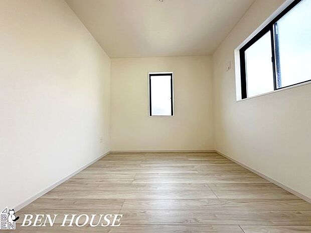 子供部屋・明るく換気しやすい設計で清潔に保ちやすい子ども部屋。お手入れしやすい床材と収納で、親子ともに快適に過ごせます。