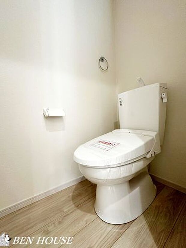 トイレ・コンパクトながら使いやすいレイアウトのトイレ。手洗い器や収納を備え、毎日の身支度がスムーズに整う清潔で心地よい空間です。