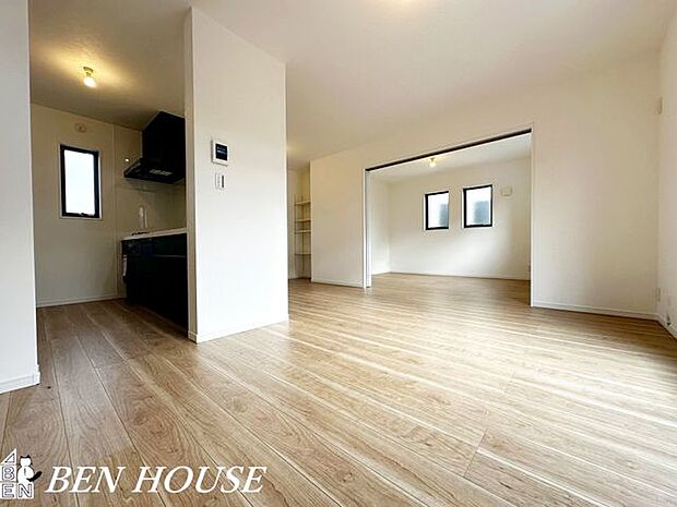 リビング・家族とゆったり時間を過ごせる広々リビングです。各方角から明るい陽ざしが差し込み、居心地の良い空間となっています。