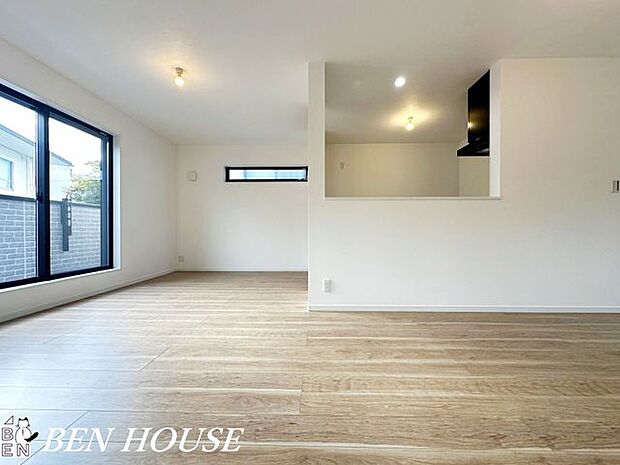 リビング・対面キッチンで一体感のあるLDK。たくさんの窓から入り込む太陽光で明るく開放感のある大空間となっています。