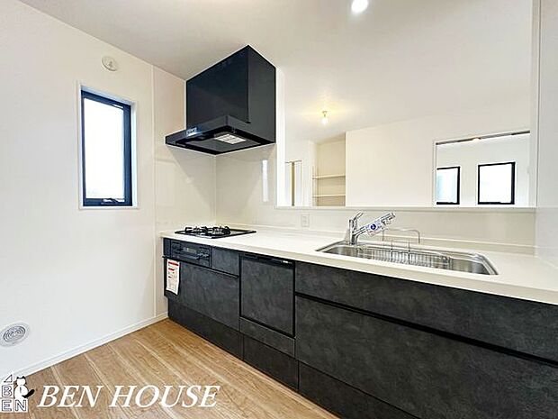 キッチン・キッチンはコミュニケーションがスムーズに取れる対面式。お料理をしながらご家族との会話も弾みそうです。