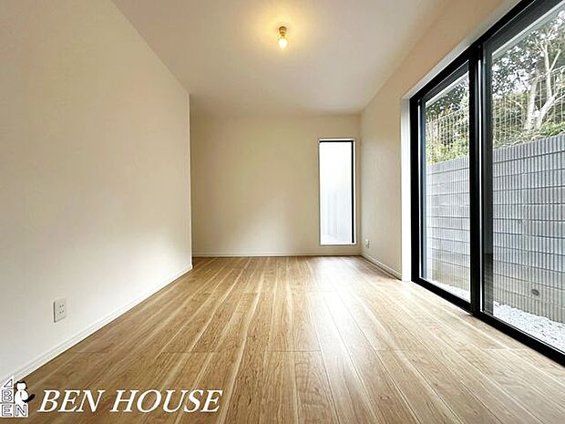 寝室・大きな窓のある寝室は太陽の光で起床出来るのですっきり朝を迎えられそうです