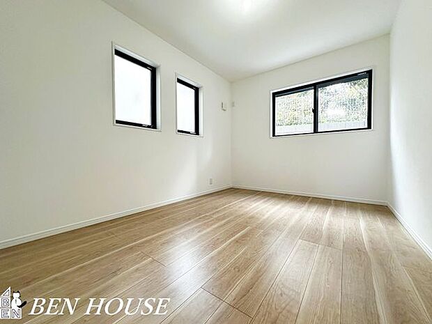 子供部屋・暖かい光がたっぷり差し込む室内は明るく、お子様の学習も捗りそうですね。で過ごす事が出来ます。