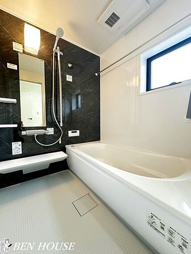 バス・一坪タイプの浴室では開放感がございます。脚を伸ばして入浴できるため、日々の疲れも癒されます。