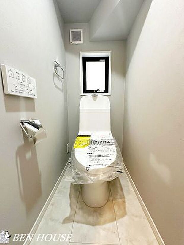 トイレ・2ヶ所に設置がございますので、朝の支度で込み合う時間もスムーズに準備ができます。温水洗浄便座仕様で清潔です。