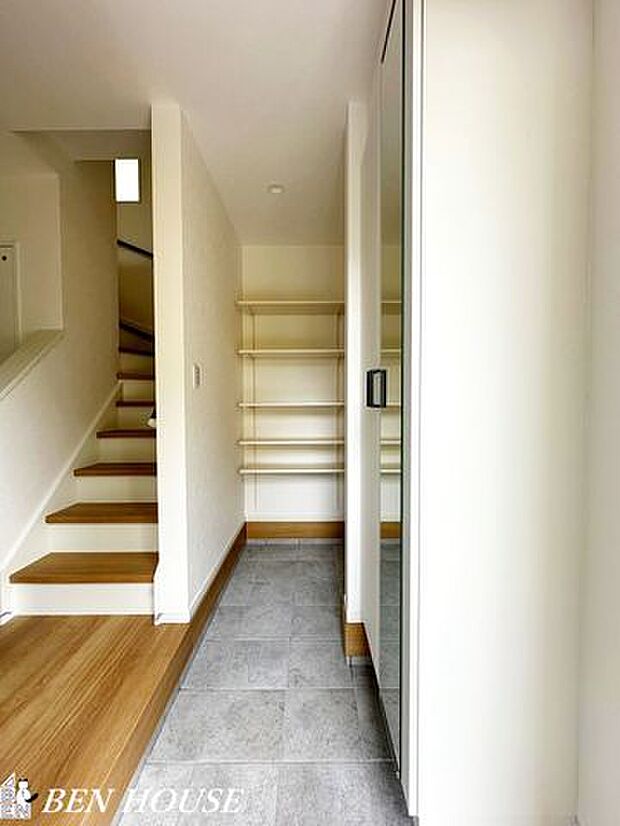 玄関・玄関にはSICだけでなく大容量のシューズボックスも完備。お出かけ前の身だしなみチェックに便利な姿見も付いています。