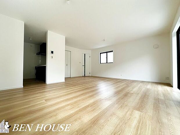 リビング・大型ＴＶも余裕。インテリアプランが考えやすいワイドで便利なリビングです。