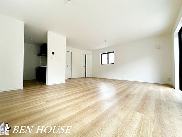 リビング・大型ＴＶも余裕。インテリアプランが考えやすいワイドで便利なリビングです。