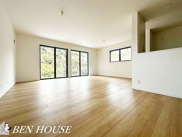 リビング・対面キッチンで一体感のあるLDK。たくさんの窓から入り込む太陽光で明るく開放感のある大空間となっています。