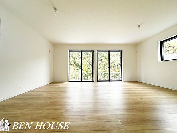 リビング・開放的な吹き抜けから自然な光が降り注ぐ明るいお住まい。採光を考慮された明るいLDK