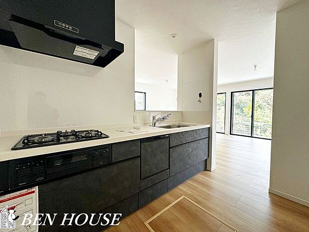 キッチン・キッチンはコミュニケーションがスムーズに取れる対面式。お料理をしながらご家族との会話も弾みそうです。