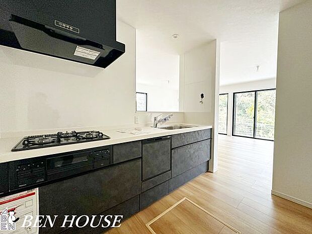 キッチン・キッチンはコミュニケーションがスムーズに取れる対面式。お料理をしながらご家族との会話も弾みそうです。