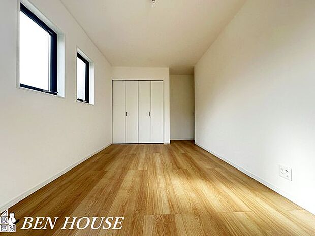 寝室・ゆとりある主寝室は大容量のクローゼット付き。大きなベッドを置いても室内が広く使えます。