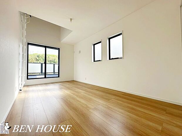 寝室・大型ベッドを置いても余裕のある広さです。お部屋の家具選びも楽しめそうですね。