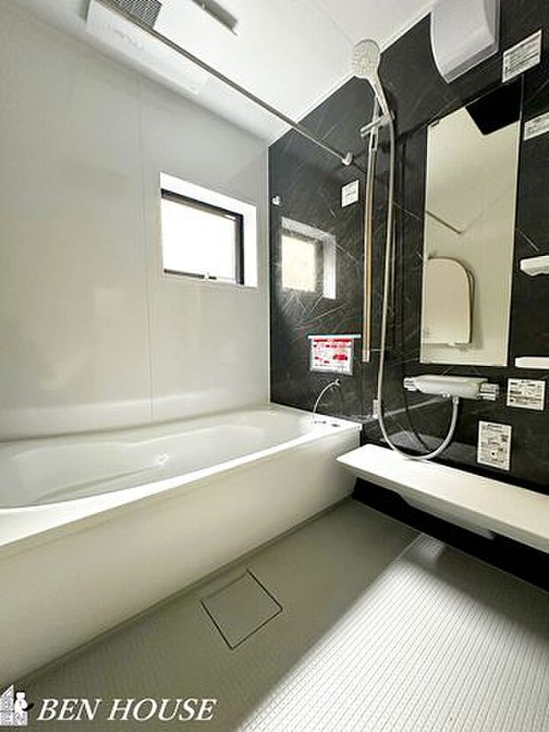 バス・一坪タイプの浴室では開放感がございます。脚を伸ばして入浴できるため、日々の疲れも癒されます。