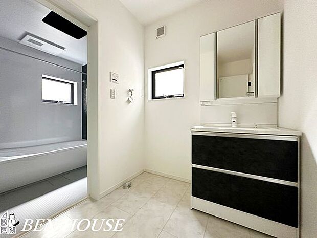 洗面化粧台・洗面台には三面鏡を採用。身だしなみを整えやすい事はもちろん、鏡の後ろが収納スペースになっているので、散らかりやすい洗面スペースがスッキリ片付きます。