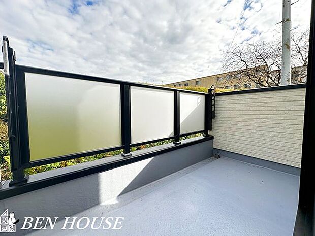 バルコニー・陽当たりの良いバルコニーはお洗濯物がよく乾きそうですね。便利なワイドスパンのバルコニーです。