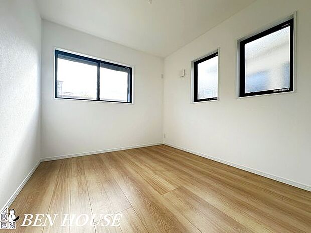 洋室・お好みの家具やインテリアが合わせやすいナチュラルテイストの内装です。