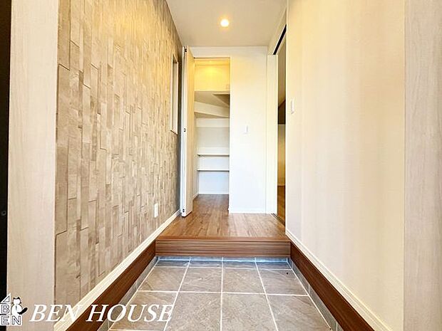 玄関・靴や雨具をまとめて収納でき、玄関をすっきり保てるシューズボックス付き。出入りがスムーズで来客にも好印象な空間です。