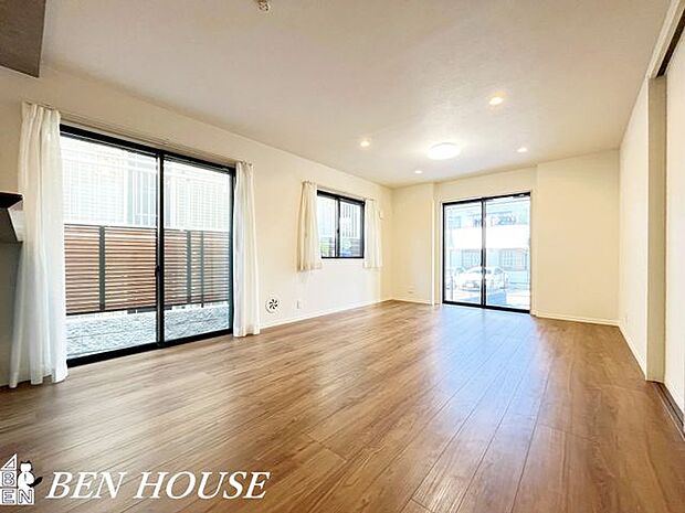 リビング・木のぬくもりを感じるナチュラルなリビング。素材感とやわらかな光が調和し、家族みんながリラックスできる穏やかな生活シーンを演出します。