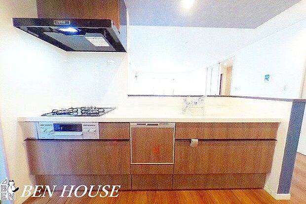 キッチン・お手入れしやすいシステムキッチンを採用。機能性とデザイン性を兼ね備え、快適な家事時間を演出します。