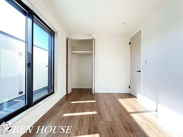 寝室・大きな窓で採光を確保した寝室は、収納計画が整い家具の配置もしやすく、毎朝の目覚めが心地よい落ち着きある暮らしを叶えます。