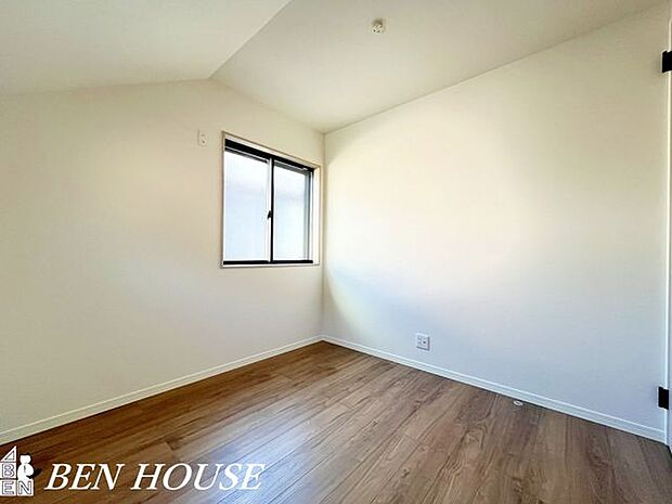 子供部屋・お子様が安心して遊び、学び、創造力を育める明るく開放的な空間。成長に合わせて自由に使える快適な子供部屋です。