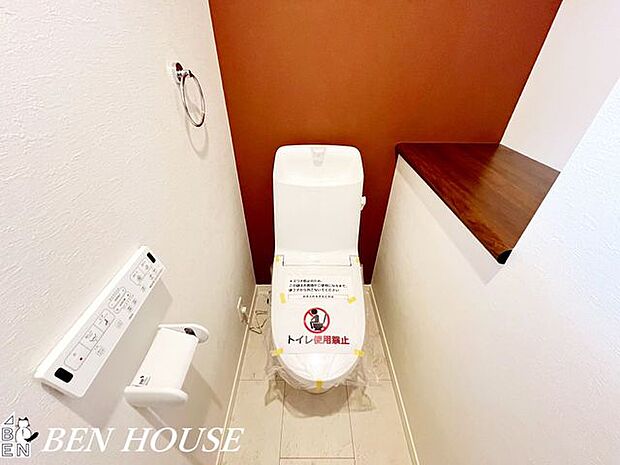 トイレ・ゆとりあるスペース設計で動作がラクなトイレ。落ち着いたクロスと安定感のある手すり位置で、世代を問わず使いやすい配慮が光ります