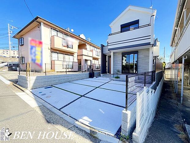 外観・教育環境が充実したエリアで、子育て世帯からも人気の立地です。整った街並みの中で外観が上品に映えます。