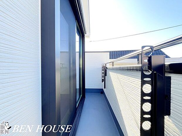 バルコニー・視界を遮りにくい手すりデザインで開放感を演出するバルコニー。街並みや緑を感じられ、四季を身近に楽しめる暮らしを実現します。