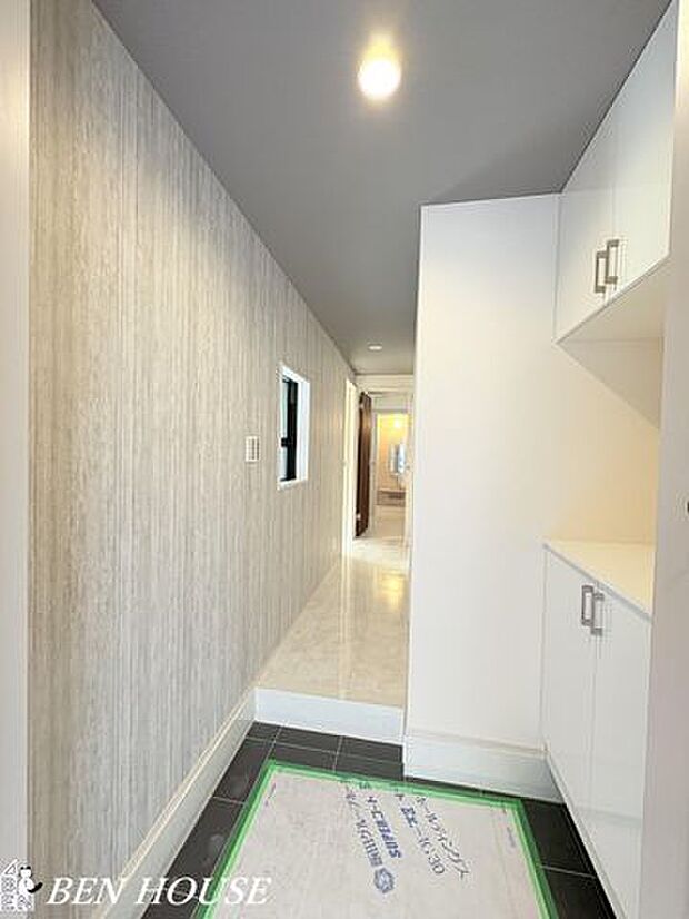 玄関・靴や雨具をまとめて収納でき、玄関をすっきり保てるシューズボックス付き。出入りがスムーズで来客にも好印象な空間です。