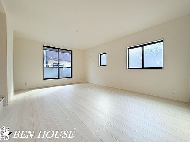 リビング・明るい光が差し込むリビングは家族が自然と集まる心地よい空間。落ち着いた色合いの内装で、リラックスできる空間です。