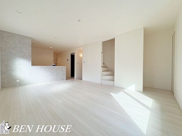 リビング・日々の会話を楽しみ、ゆったりとした時間を過ごす場所。家族の日常を彩る大切な空間です!