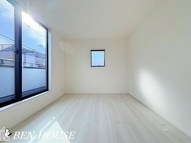 寝室・ゆとりある広さと落ち着いた色調の寝室は、十分な収納と窓からの柔らかな光で朝の支度も快適に、穏やかな眠りを誘う空間です。