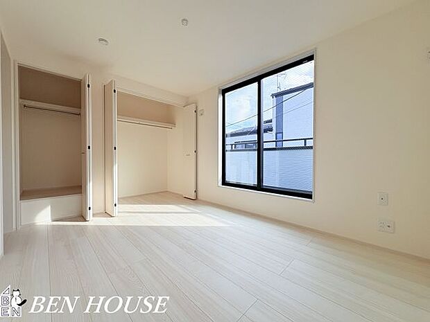 寝室・柔らかな色合いと適度な広さが心地よい寝室は、クローゼットや照明計画まで配慮され、就寝前のくつろぎ時間を大切にできます。