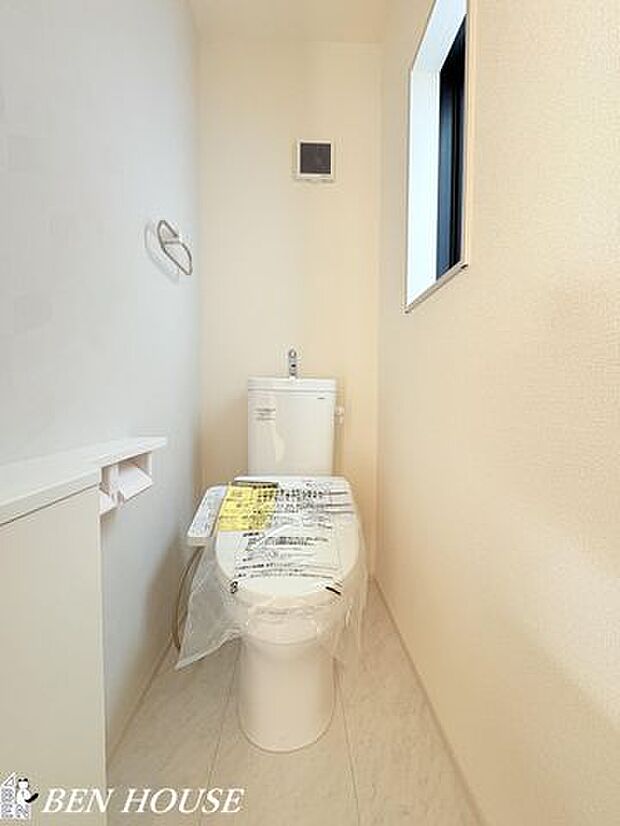 トイレ・コンパクトながら使いやすいレイアウトのトイレ。手洗い器や収納を備え、毎日の身支度がスムーズに整う清潔で心地よい空間です。