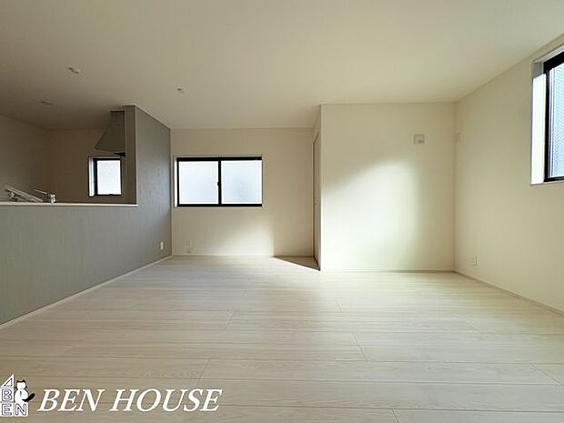 リビング・開放感あふれるリビングは、家具の配置がしやすい広さと動線設計で毎日の暮らしを快適に。穏やかな色調がくつろぎの時間を上質に演出します。