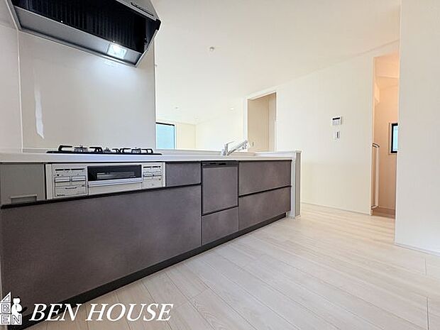 キッチン・清潔感あふれる明るいキッチン。収納も豊富で、使いやすさと美しさを両立した心地よい空間です。