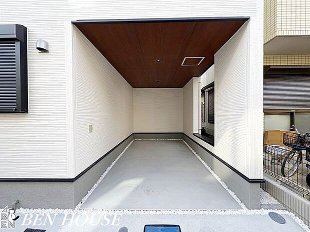 駐車場・お車ご利用の際に嬉しいカースペース付き。お掃除もしやすくいつでもキレイに利用できます！