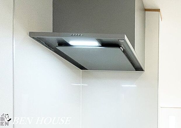 レンジフード(同仕様参考写真)・キッチンにレンジフードがあると、お料理の匂いも気になりにくく、リビングでも快適に過ごせます。