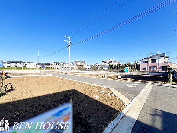 外観・周辺には緑が広がり、季節の移ろいを家族で感じられる穏やかな住環境です。毎日の暮らしに自然のやさしさが寄り添います。