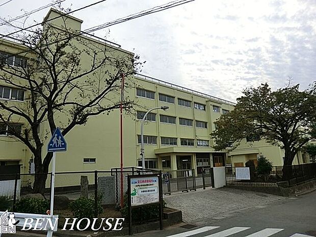 横浜市立大門小学校 徒歩13分。教育施設が近くに整った、子育て世帯も安心の住環境です。 1000m