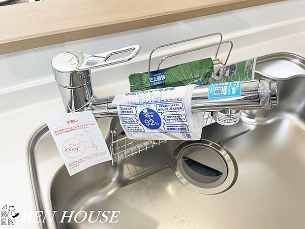 キッチン水栓(同仕様参考写真)・簡単な開閉と温度調整が出来るキッチン水栓。お掃除のしやすいキッチンでいつでも清潔に保てます!